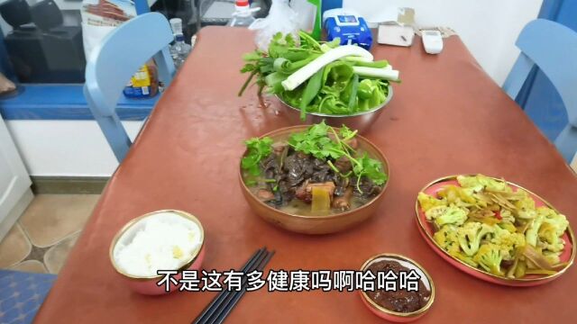 北京媳妇做小柴鸡炖野生蘑菇,200元一斤挺不好买,配上米饭香!