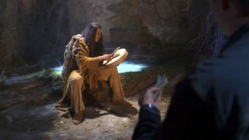男子在山洞中发现一把石刀，捡起后竟然看见600年前原始人