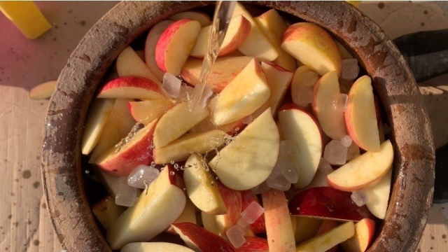 农村果酒的酿法南山花牛北山富士一块进缸酿一壶混合老酒