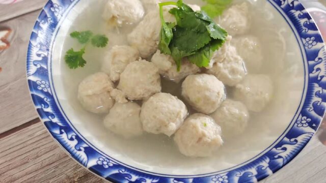 美食:养生萝卜汆丸子汤