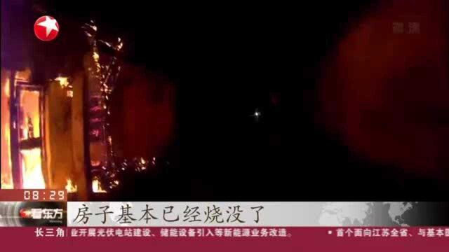 浙江湖州:民房突发火灾 民警踹门进屋救老人