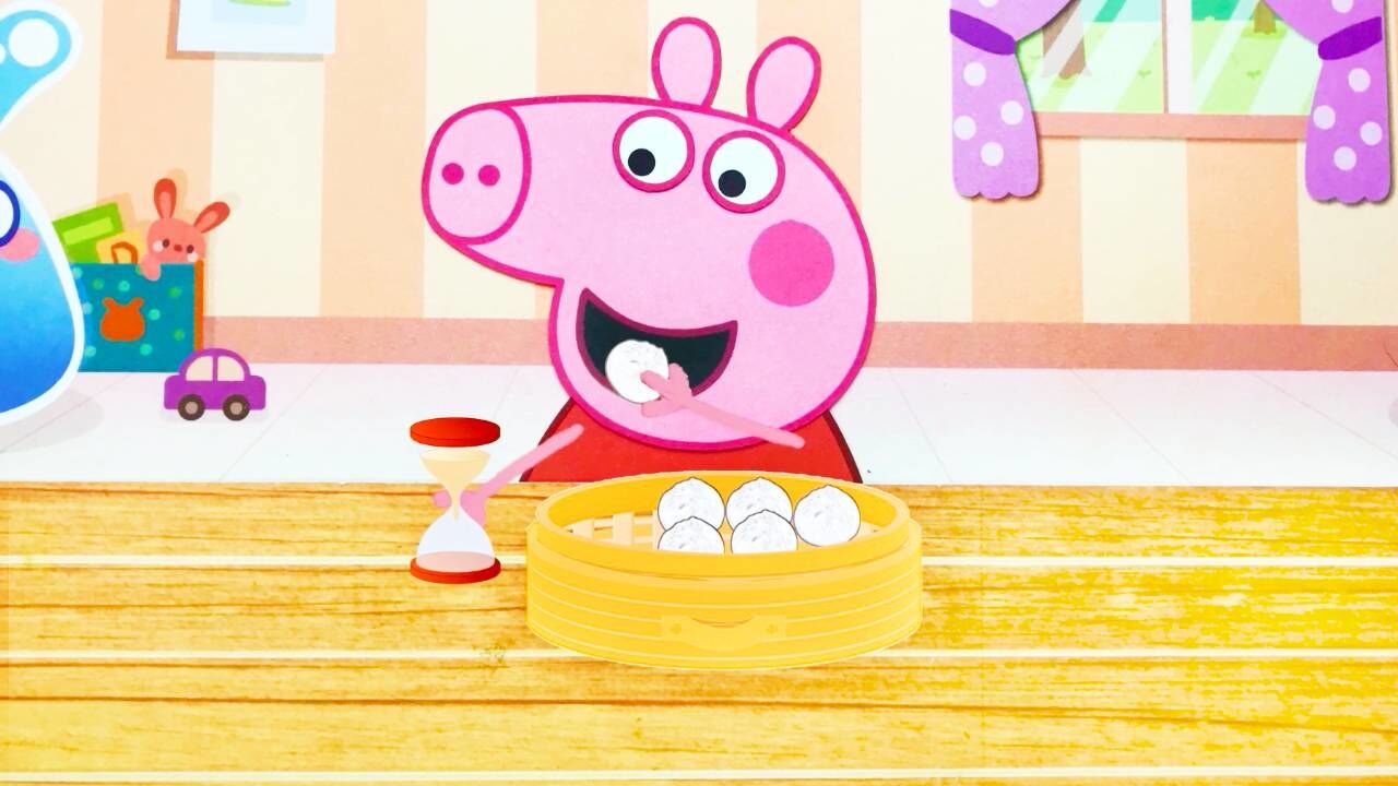 小猪佩奇手绘动画手绘定格动画小猪佩奇在旁边放一个沙漏边吃包子边