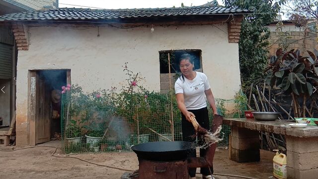 农村的大锅炒菜就是香,吃着有儿时的味道,解馋了