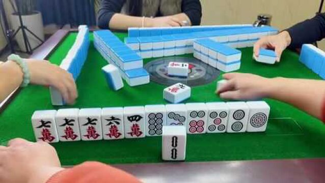 四川麻将:起手二五六,牌型勉勉强强过得去!接下来看运气了!