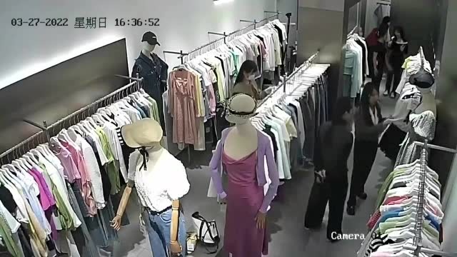 眉山一长发美女在女装店偷衣服…