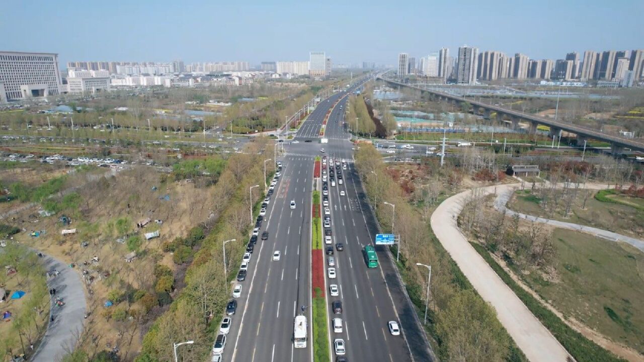 实拍郑开大道(象湖段)绿地景观街景