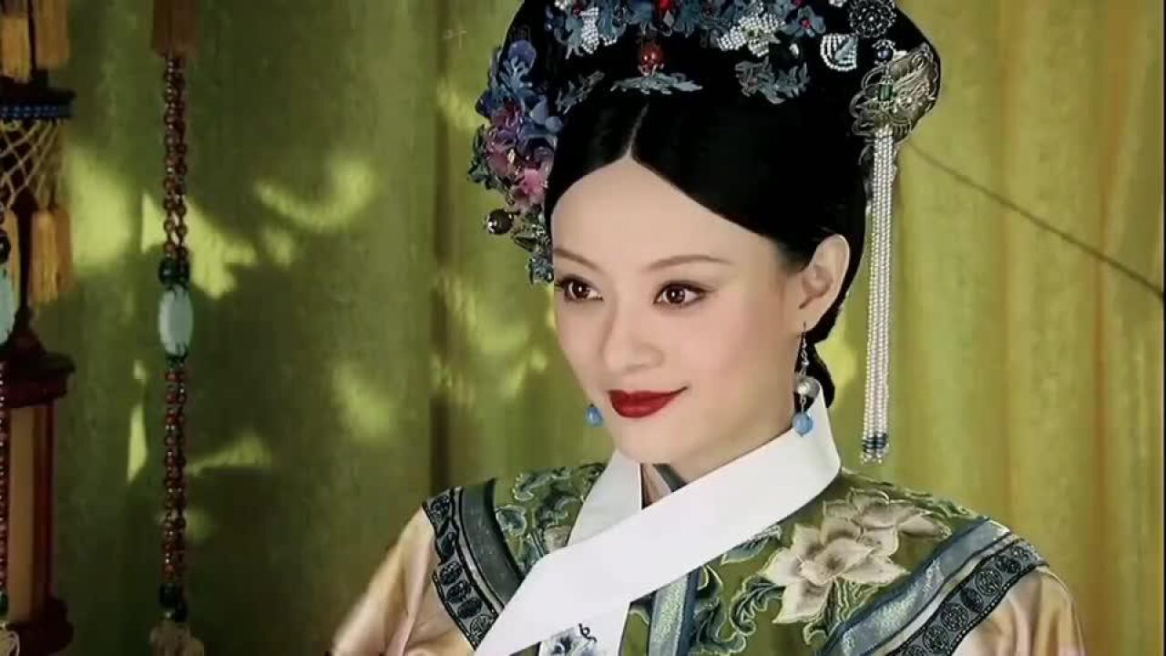 甄嬛在熹妃时期常戴的一款点翠,斜戴在头上,钿子上