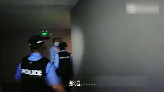 直击警察捣毁卖淫窝点…