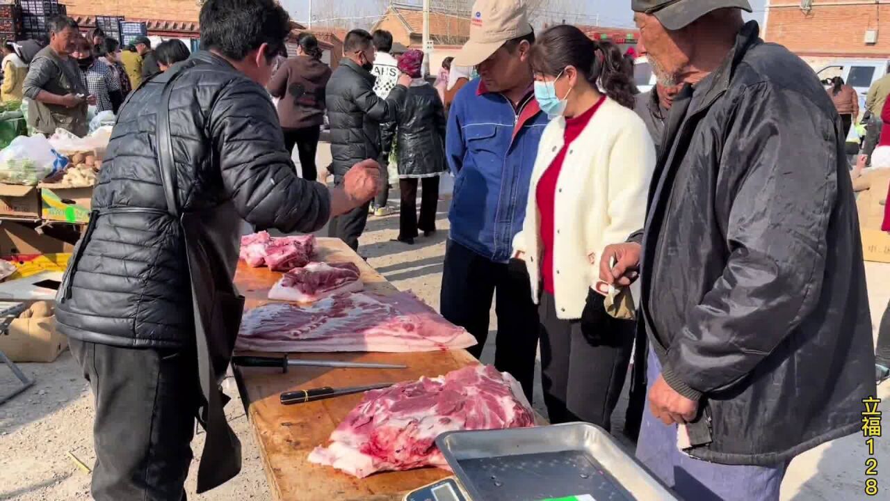 老孟卖猪肉太火了,俩猪全部卖完,亲家来了没买上还急眼了,真逗