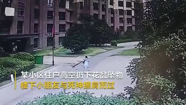 监控曝光!一小区高空扔下多个花盆,楼下小女孩与死神擦肩