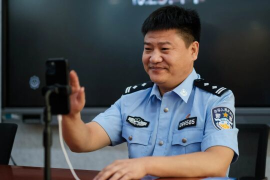 反诈警官老陈辞职全职网红,面对嘉年华把握不住?