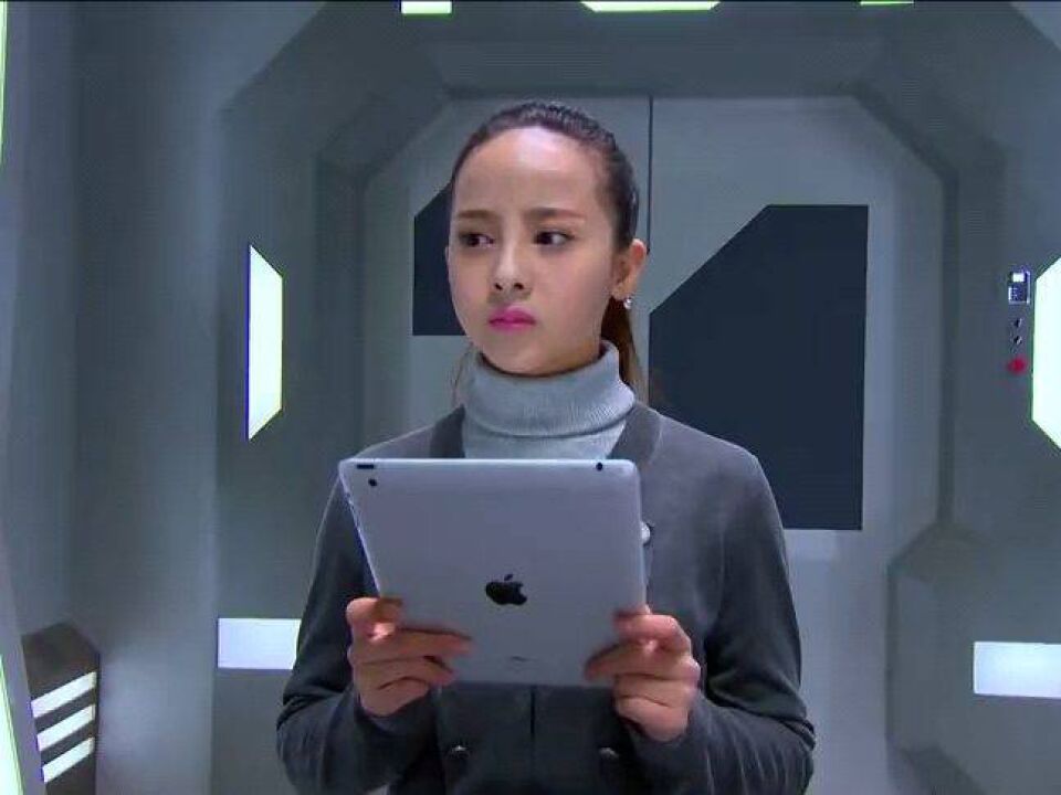 铠甲勇士铠传:筱筱发现可以通过信息码控制人类,感到非常诧异