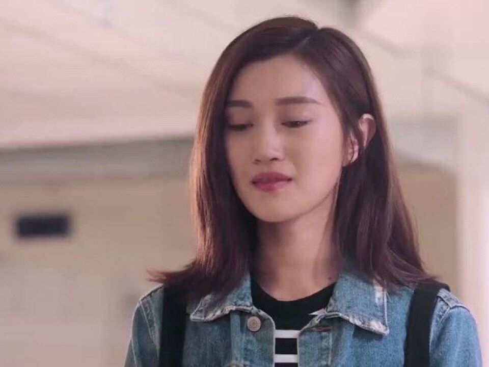 龙日一你死定了:张静美向龙日一道歉,她还难过地蹲在地上哭