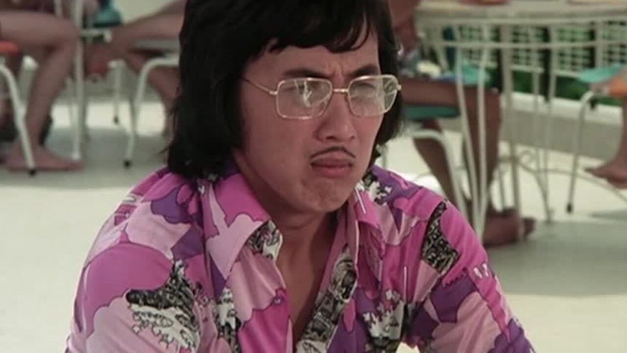 电影 许冠英餐厅不能用手拿东西,所以夹食物和上厕所都用钳子,搞笑