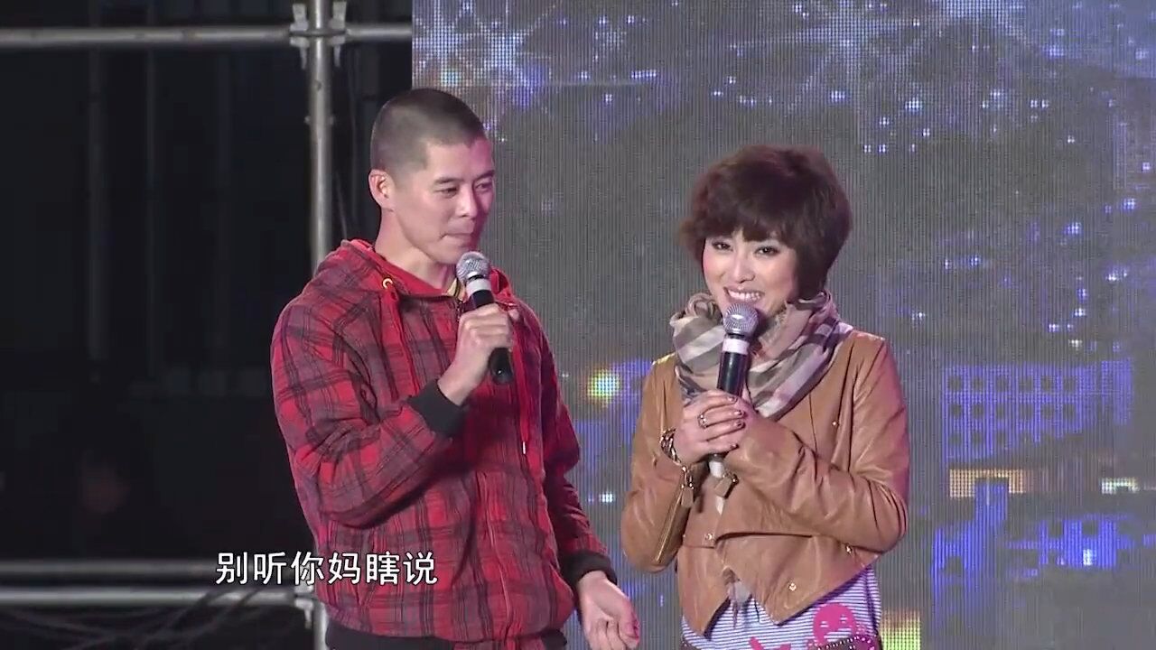 晚會上小虎帶來二人轉,表演《雙回門》,觀眾掌聲不斷丨快樂營