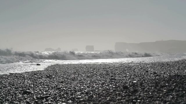 海浪涌动黑白镜头