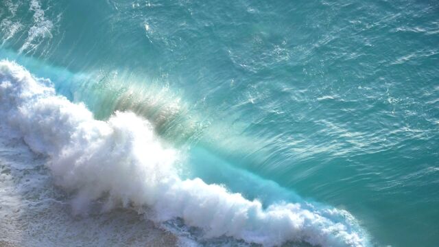 夏天实拍沙滩海浪4K高清视频