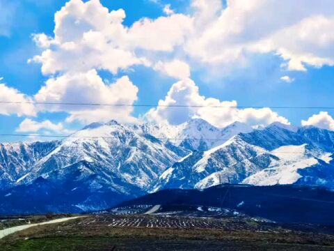 积石山:五月风景旖旎 山顶覆白雪 山下草茵茵