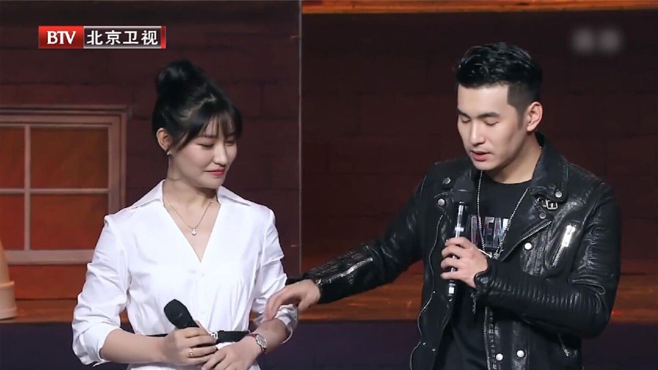 文松老婆惊艳亮相,两人合唱《因为爱情》,现场秀恩爱!