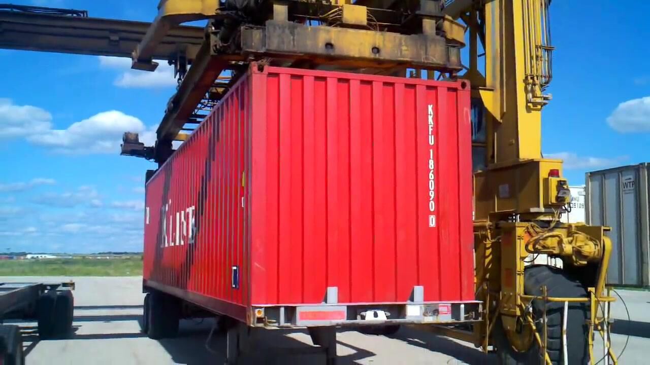 码头上吊装集装箱,吊车轻轻一拿,轻轻一放,卡车拉着就走!