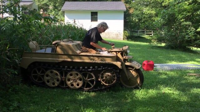 这辆德国产的半履带摩托车,现在开出去,估计很拉风!