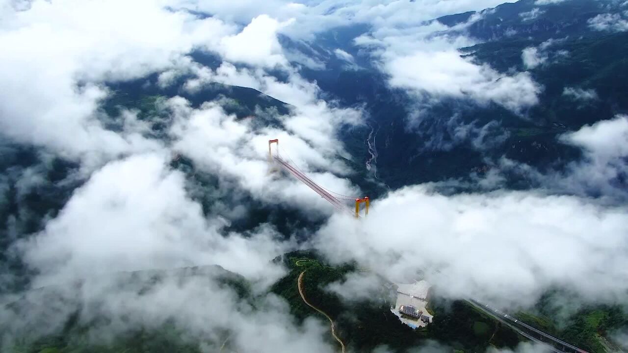 (電視通稿·國內·社會)雲霧中的雲南宣威普立大橋