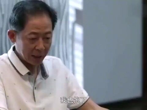 大丈夫姑娘穿着太露,父亲看见一脸羞臊,姑娘笑了有料才露了()