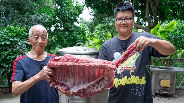 松哥送来一扇猪排,阿米做“碳烤猪排”滋滋冒油,香气四溢