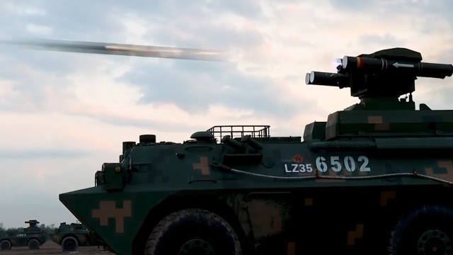 直击炮兵分队实弹射击 红箭-9重型反坦克导弹精准破甲!