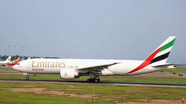 四川航空空客320带路,阿联酋波音777货机紧跟其后,看哪个更厉害