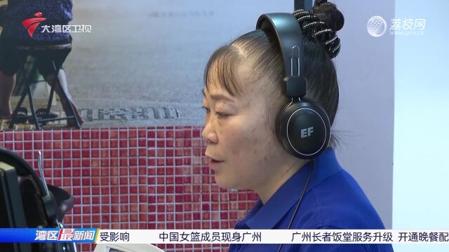 清洁工阿姨自学英语9年 成非科班英语学霸