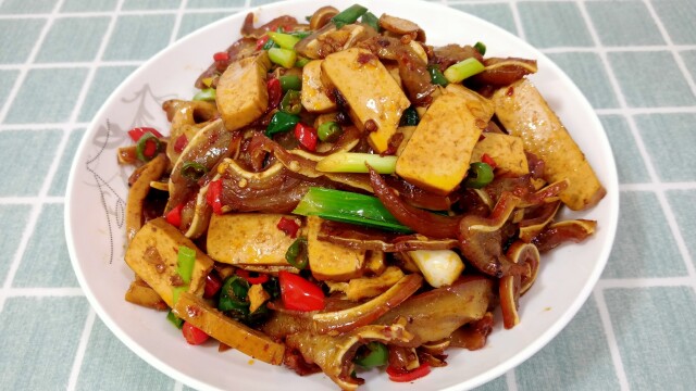 卤好的猪耳朵搭配香干炒原来这么好吃,香辣入味,下酒又下饭
