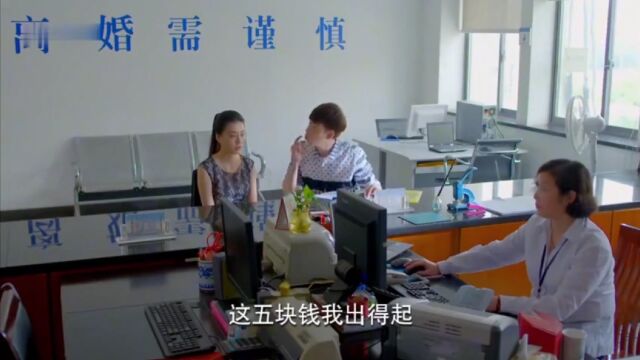 夫妻到民政局离婚,媳妇不看离婚协议书直接签字,这两个活宝