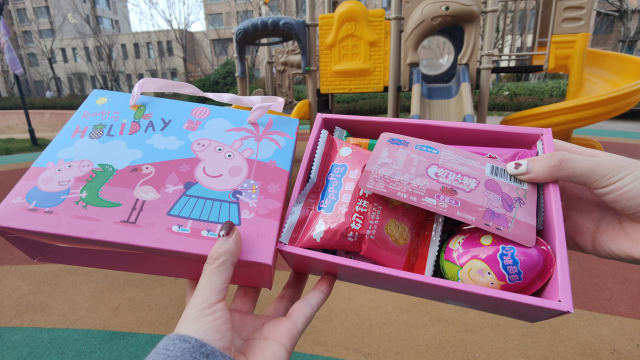 小猪佩奇的生日礼物零食大礼包,小猪佩奇玩具开箱