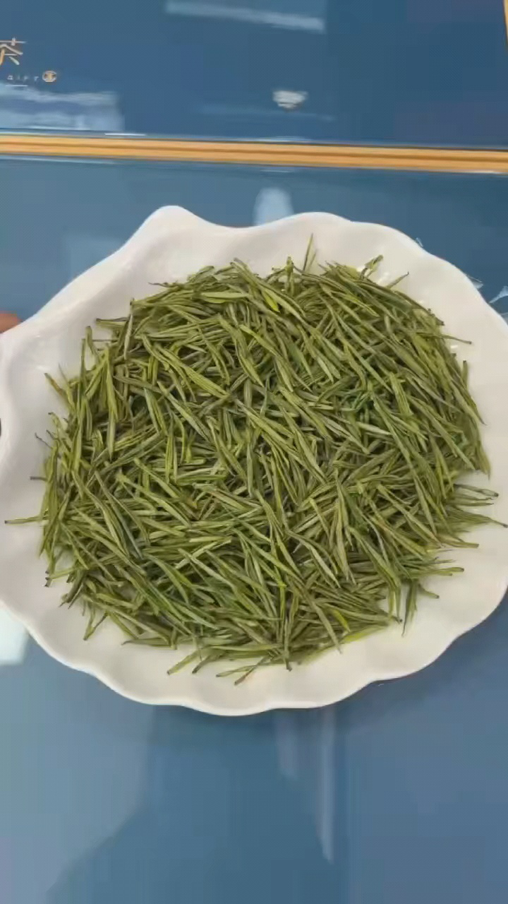 年货爆款初采 明前高山安吉白茶,高香版)芽头匀整,茶芽分明,茶汤清澈明亮,入口鲜香爽口,回味甘而生津,真正茶从茶园到茶杯的甘鲜香醇精致礼盒一份 ...