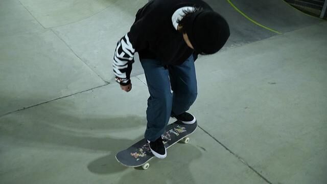 滑板入门教学丨Frontside pop shove it.滑手:杨港.门槛:滑行Ollie 有一立高即可开始练习.