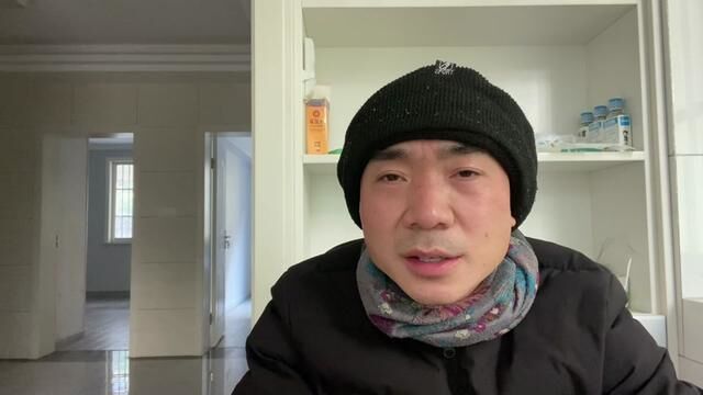 实在想不到办法还贷款了,银行要收回房子,男孩欲哭无泪,老板也