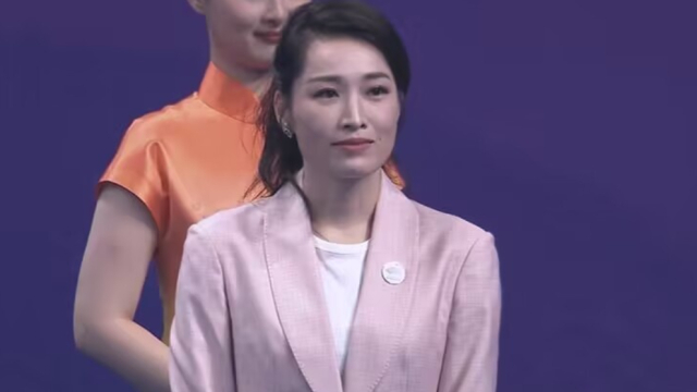 罗雪娟担任颁奖嘉宾,和老乡叶诗文紧紧拥抱