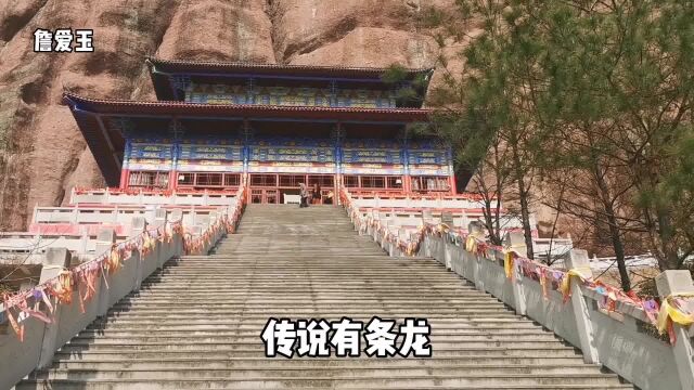 广丰铜钹山旅游秘境,巨大红花岩下藏卧佛,丹霞景观无门票