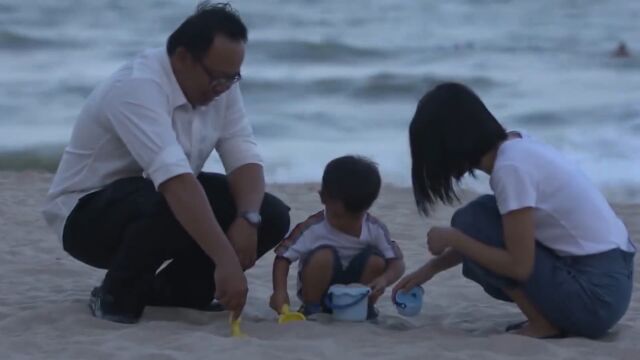 马来男孩参加中马两港签约仪式,对着中国女孩一见钟情,念念不忘