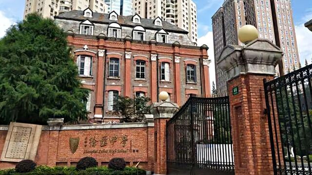 上海一中学女生戴假发进男浴室偷拍?官方通报