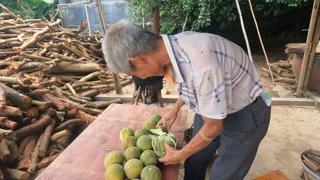 农村大爷专业做七爪化橘红50年,开果手法行云流水,果然厉害