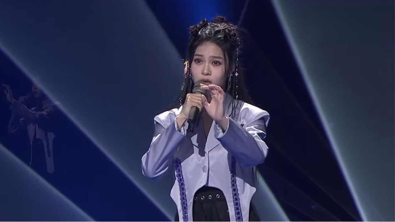 湛嘉丽深情演唱《补丁布偶》,眼神饱含情绪,代入感强