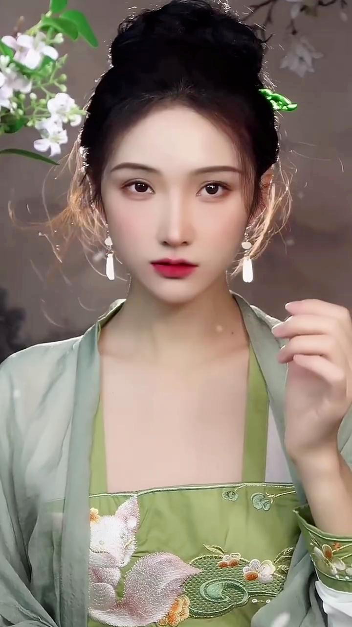 人物提示:青梨色月牙凤尾罗裙外罩同色云丝小衫,头发梳着缕鹿髻,斜插