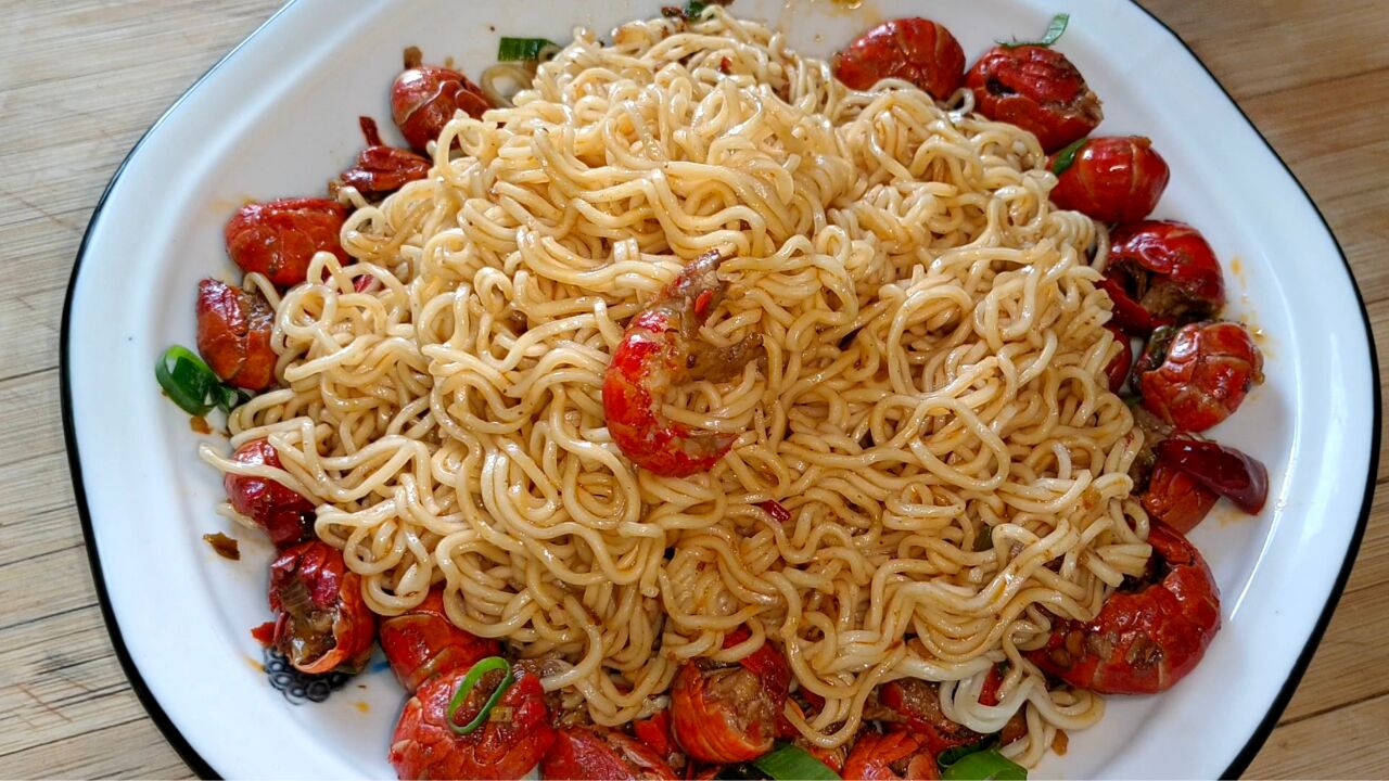 一个人不知道吃什么,试试这个虾尾拌面,麻辣过瘾,好吃停不下来