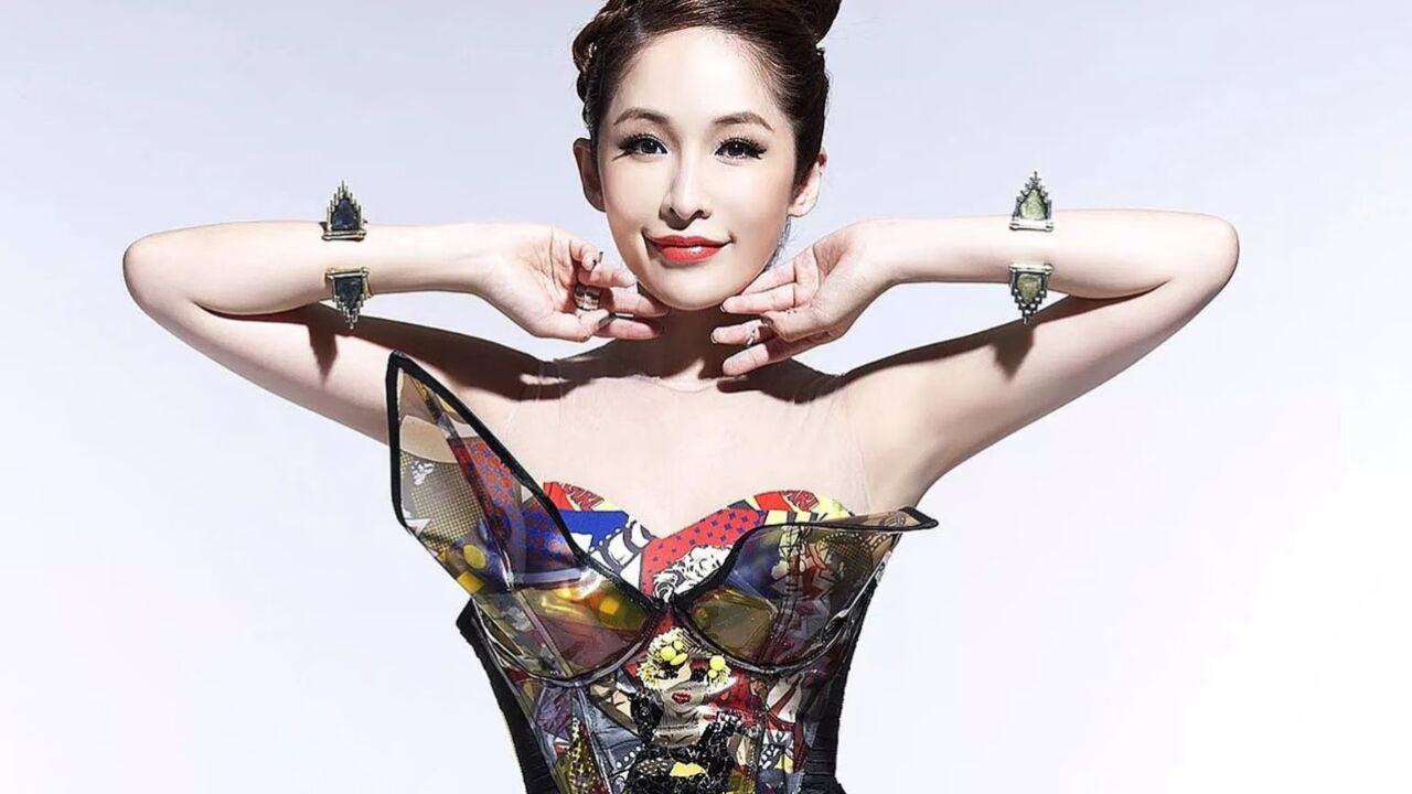 曝萧亚轩与小15岁混血帅哥恋爱,经纪人回应:暂无火花,未来难说