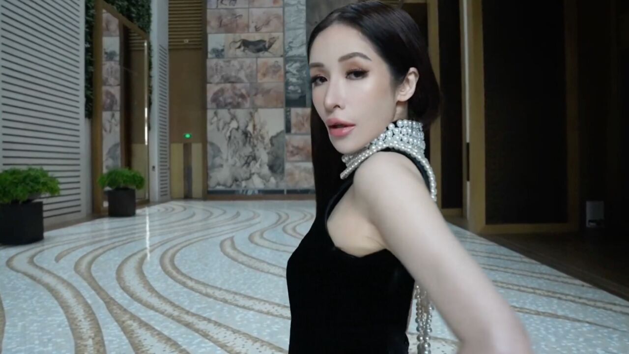 曝萧亚轩约会小15岁混血帅哥 经纪人回应