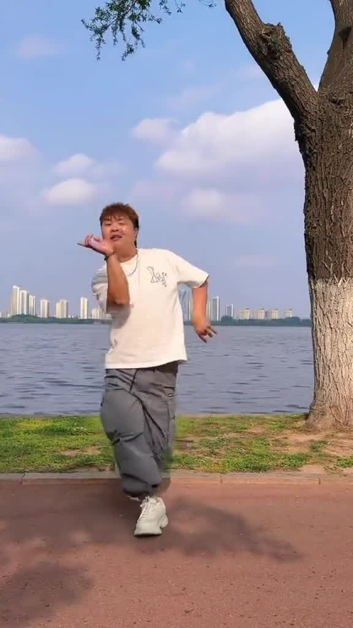 天蓝蓝水清清 放飞心情最开心#天气不错心情不错#日照飞哥#帅气造型