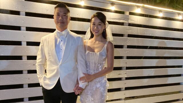 港星黄心颖和大14岁男友结婚,穿透视婚纱引争议,被扒还是打折款