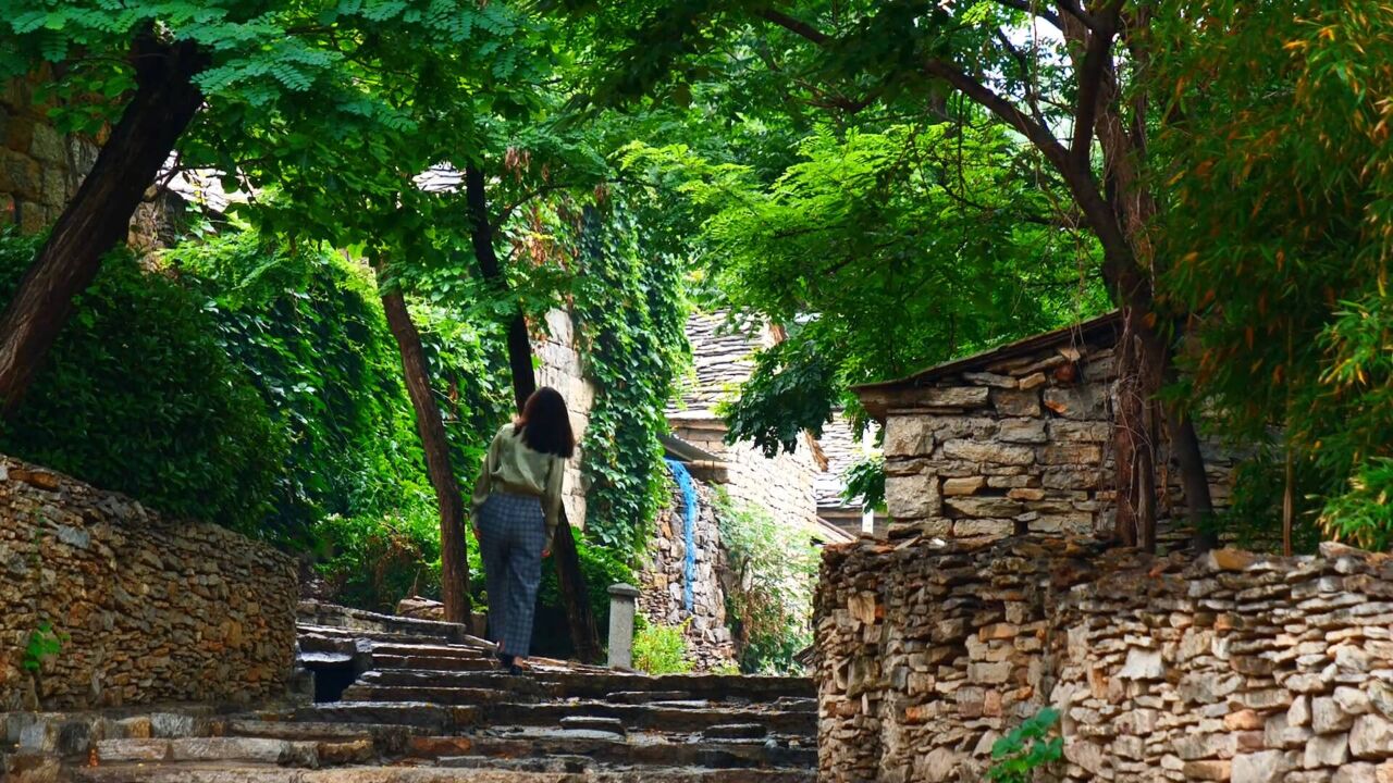 深呼吸!雨后的枣庄山亭石头部落空气清新 绿意盎然